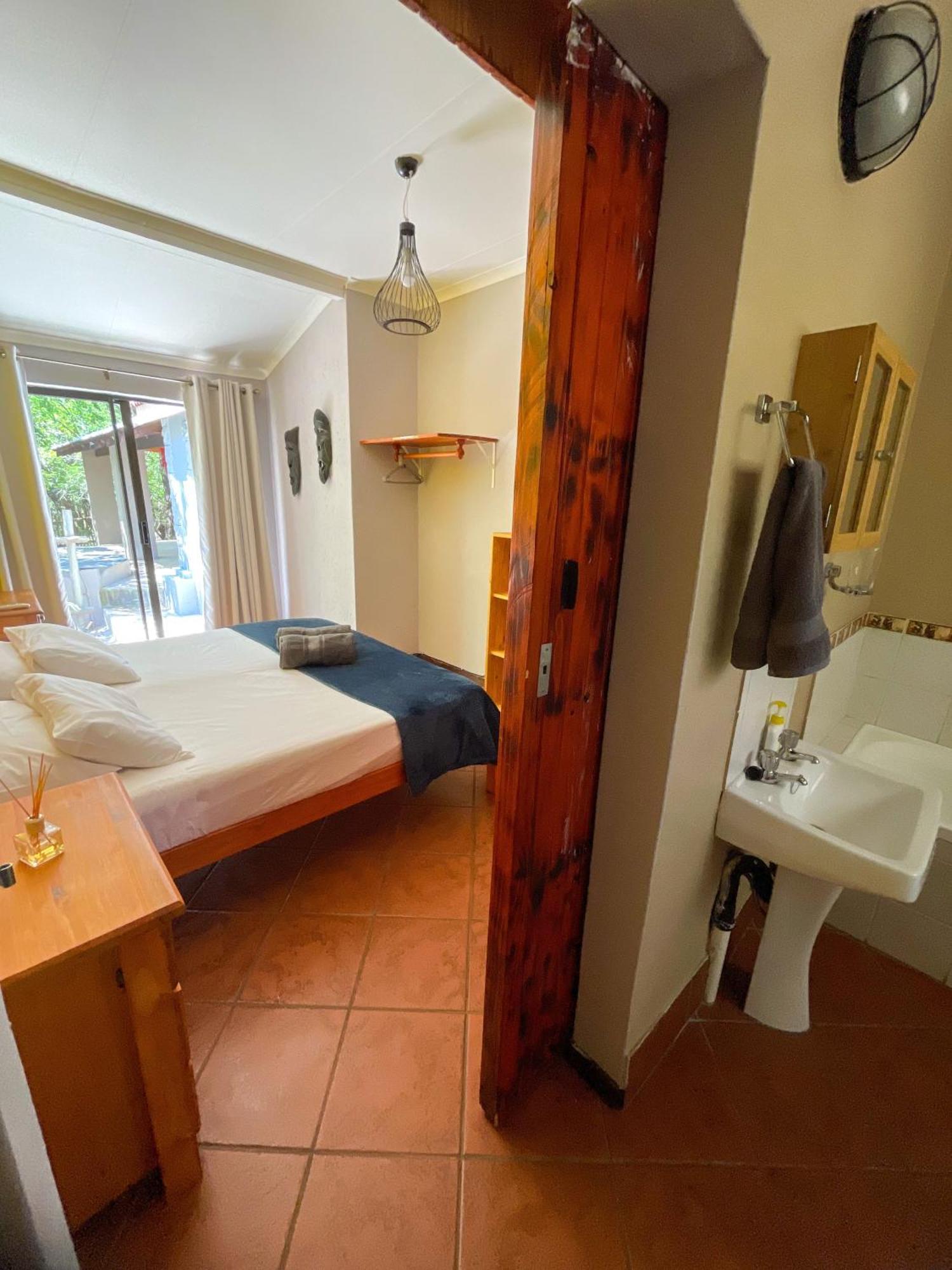 Kruger Park Hostel マールロス・パーク エクステリア 写真