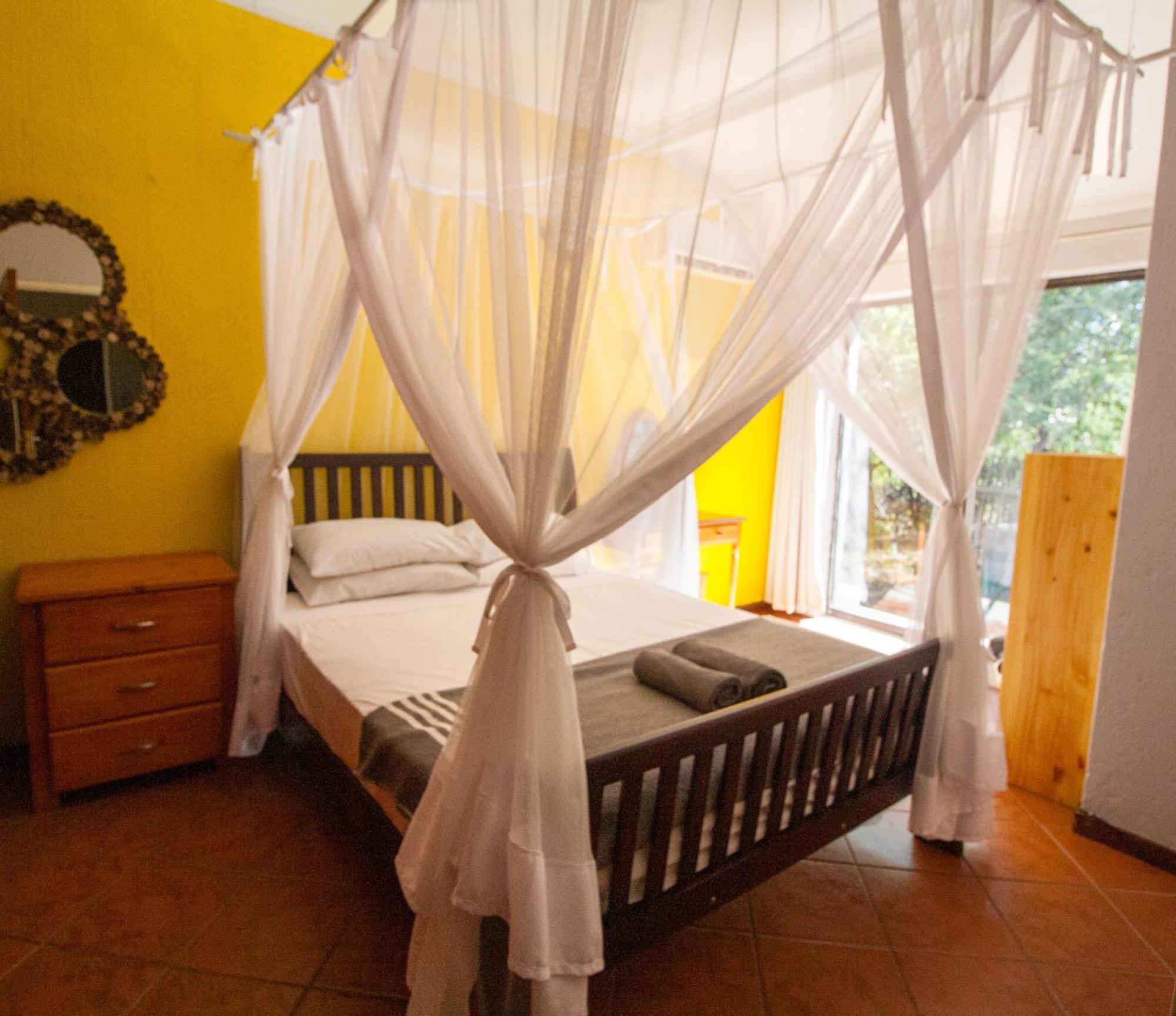 Kruger Park Hostel マールロス・パーク エクステリア 写真